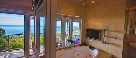 Jetted bathtub
