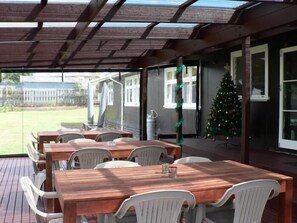 Outdoor dining - Lake Maraetai Lodge - Hostel (Mangakino)