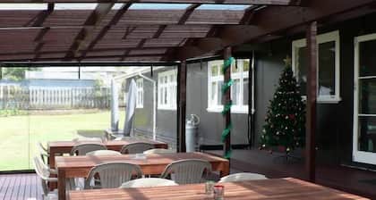 Lake Maraetai Lodge - Hostel