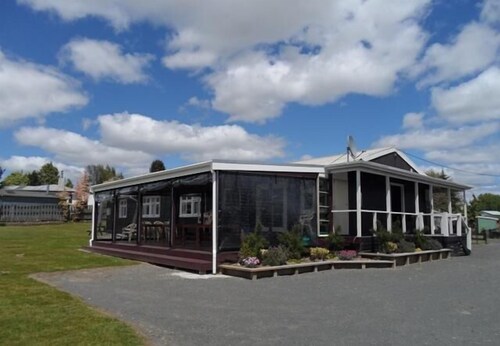 Lake Maraetai Lodge - Hostel