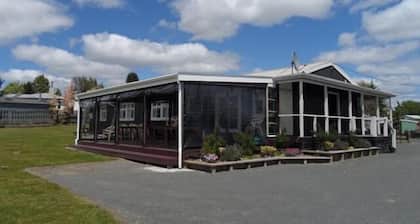 Lake Maraetai Lodge - Hostel