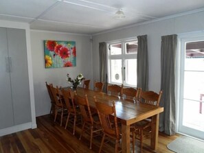 In-room dining - Lake Maraetai Lodge - Hostel (Mangakino)
