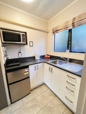 Geladeira, micro-ondas, cooktop, cafeteira/chaleira