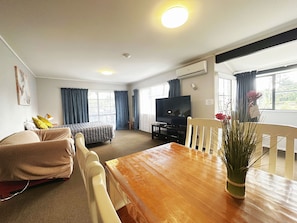 Classic-Apartment | Wohnbereich | LED-Fernseher
