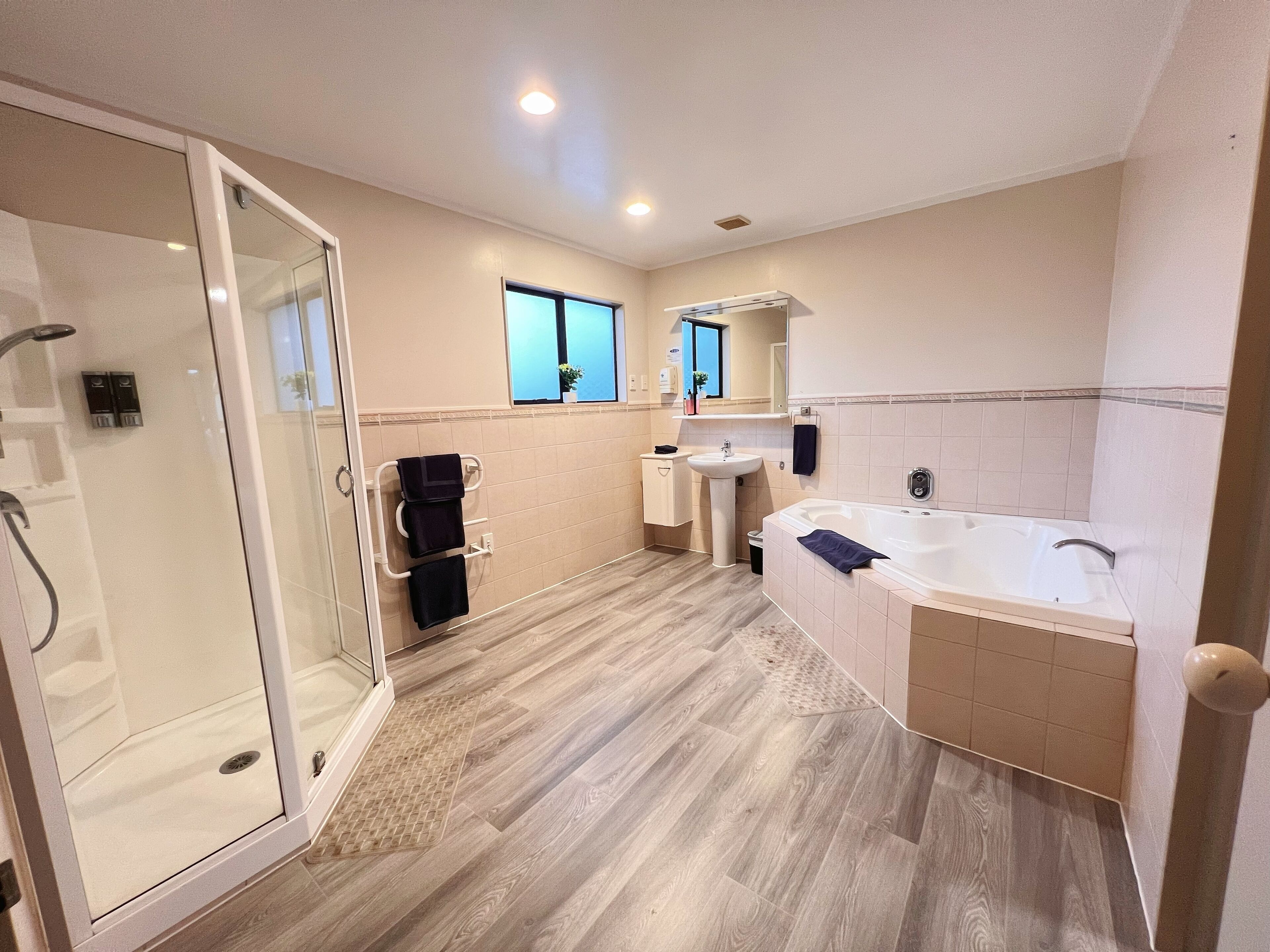 Apartamento, 1 habitación (Deluxe Spa Bath Unit) | Baño | Artículos de higiene personal gratuitos, secador de pelo y toallas