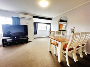 Apartamento família | Área de estar | TV LED