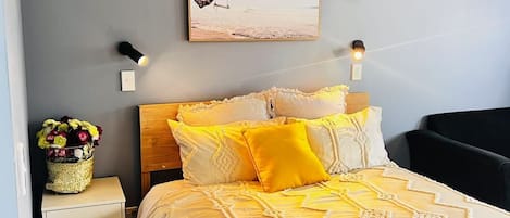 Tabla de planchar con plancha, wifi gratis y ropa de cama