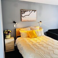 Setrika/meja setrika, Wi-Fi gratis, dan seprai linen