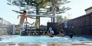Kolam renang terbuka bermusim 