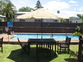 Una piscina al aire libre de temporada