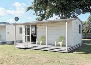 Family Studio, Multiple Beds, Private Bathroom | Cribs/infant beds - Mercury Bay Holiday Park (Whitianga)