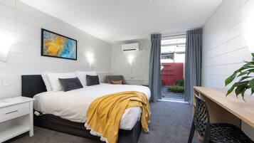 Tabla de planchar con plancha, cunas, wifi gratis y ropa de cama