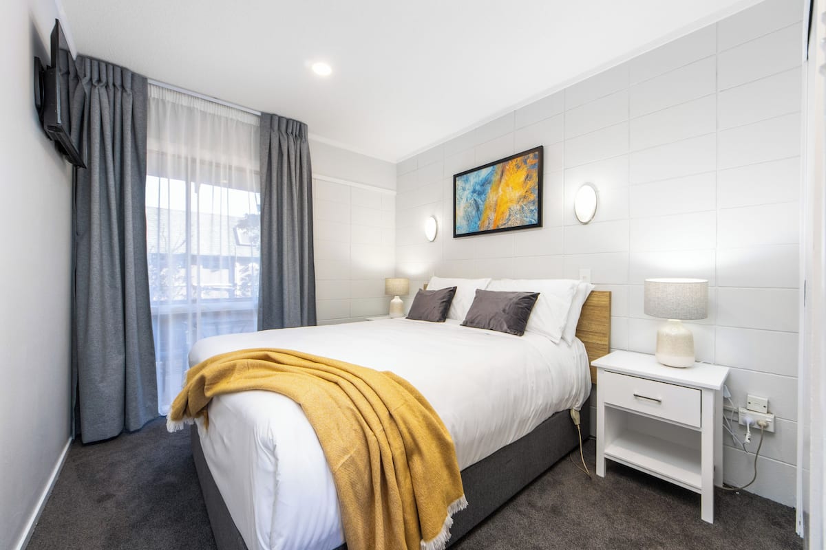Een strijkplank/strijkijzer, babybedden, gratis wifi, beddengoed