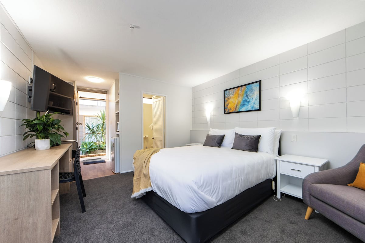 Een strijkplank/strijkijzer, babybedden, gratis wifi, beddengoed