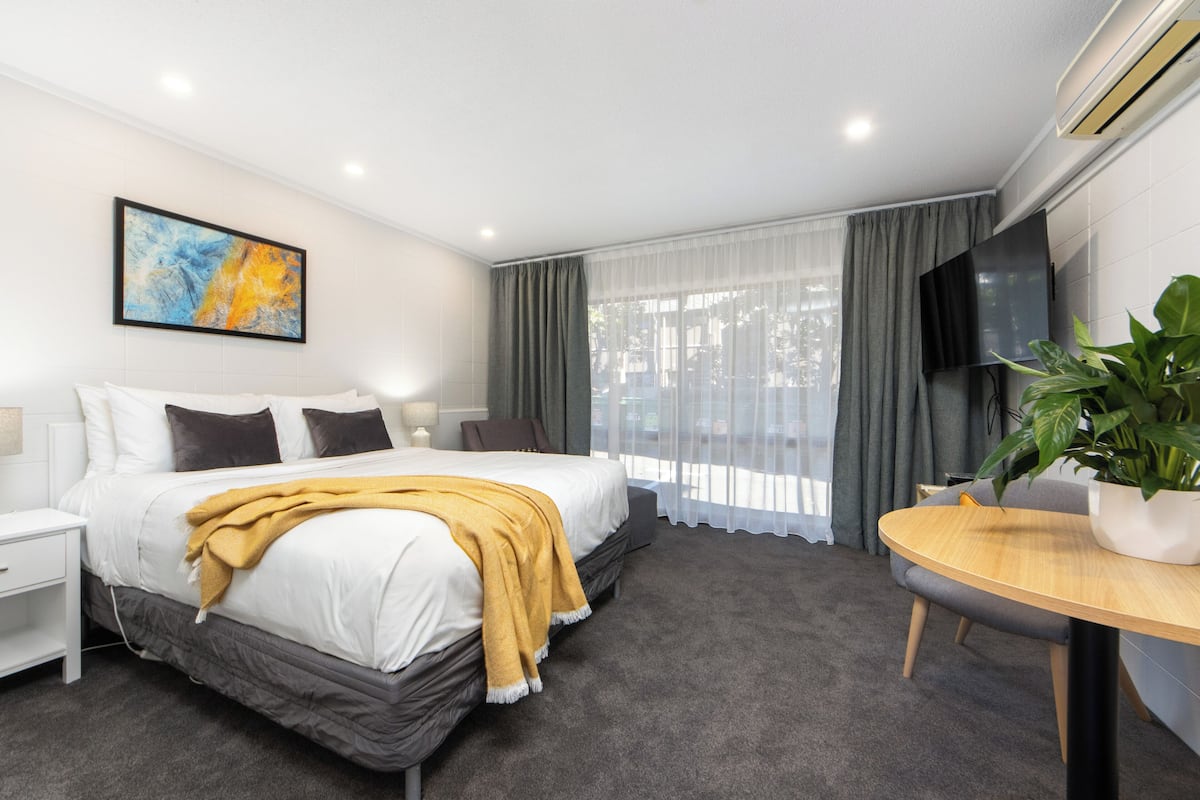 Een strijkplank/strijkijzer, babybedden, gratis wifi, beddengoed