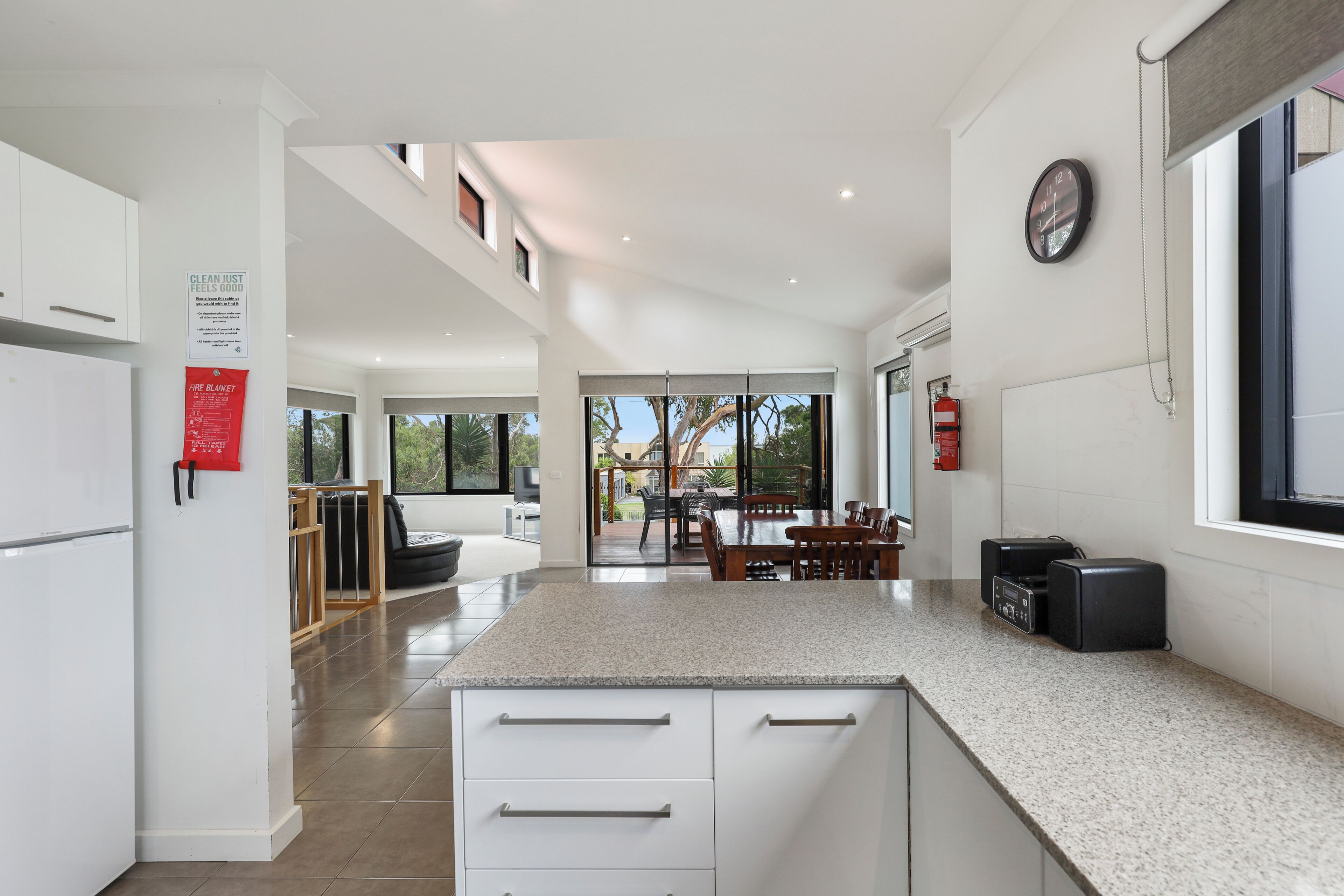 Deluxe resortwoning, meerdere slaapkamers, niet-roken, keuken (3 Bedroom Townhouse) | Privékeuken | Een koelkast met diepvriezer, een microgolfoven, een oven, een kookplaat