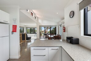 Maison mitoyenne Deluxe, plusieurs chambres, non-fumeur, cuisine (3 Bedroom Townhouse) | Cuisine privée