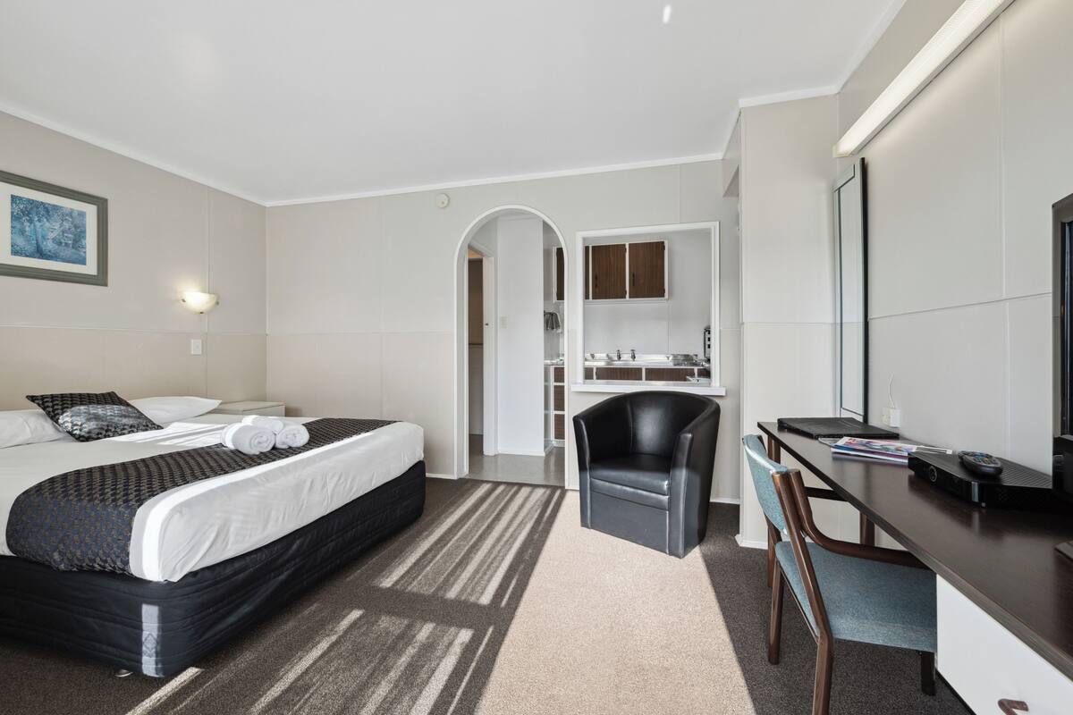 Queen Studio | 1 bedroom, iron/ironing board, free WiFi, bed sheets