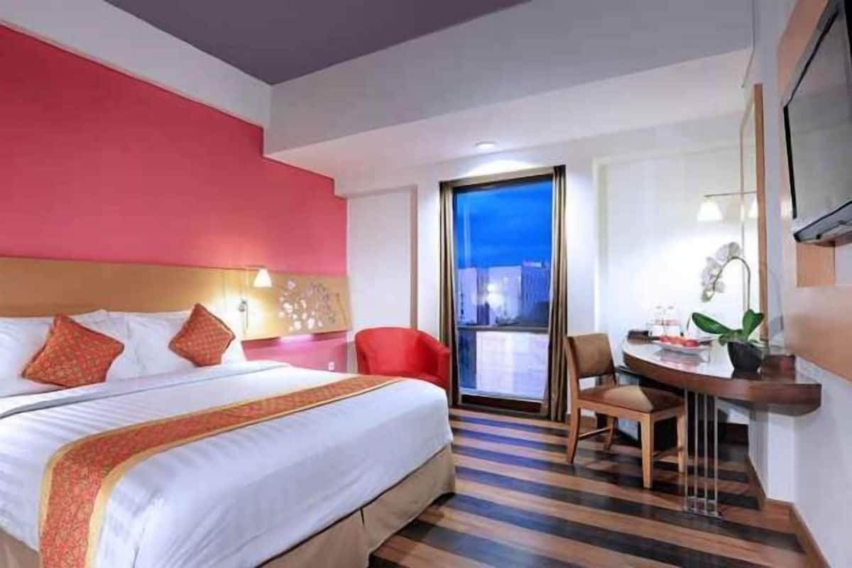 Minibar, in-room safe, desk, free WiFi