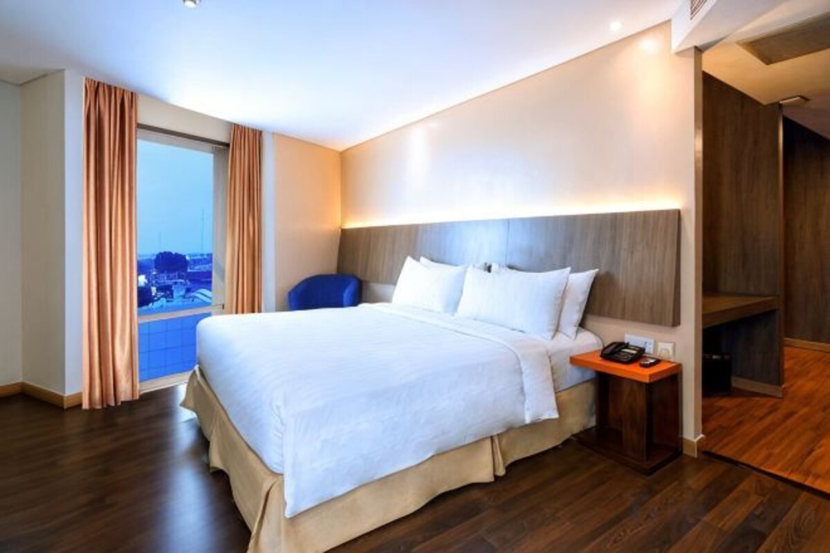 Minibar, in-room safe, desk, WiFi (free)