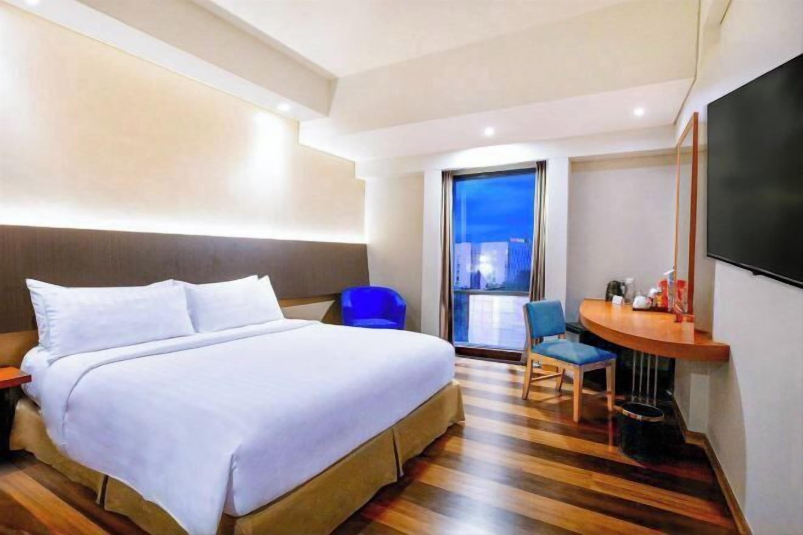 迷你吧、客房内保险箱、办公桌、免费 WiFi