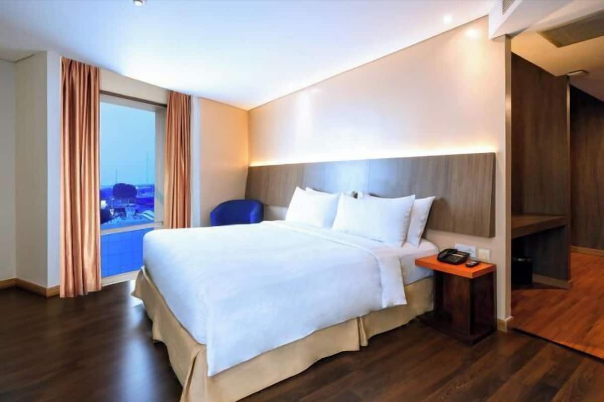 Minibar, in-room safe, desk, free WiFi