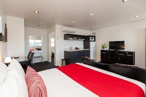 Een bureau, geluiddichte muren, een strijkplank/strijkijzer, gratis wifi