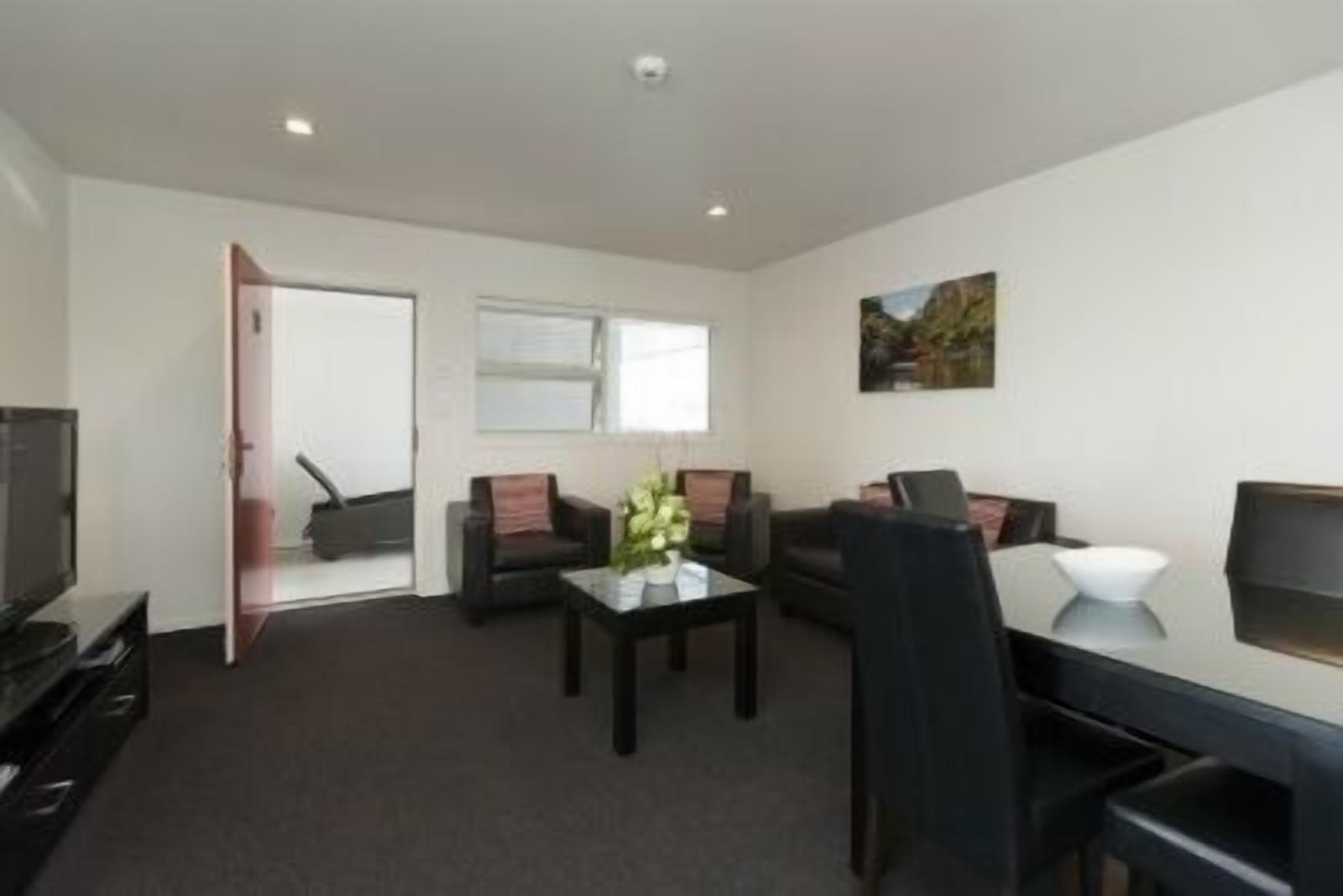 تلفزيون إل سي دي، مشغل دي في دي، وحدة شحن آي بود