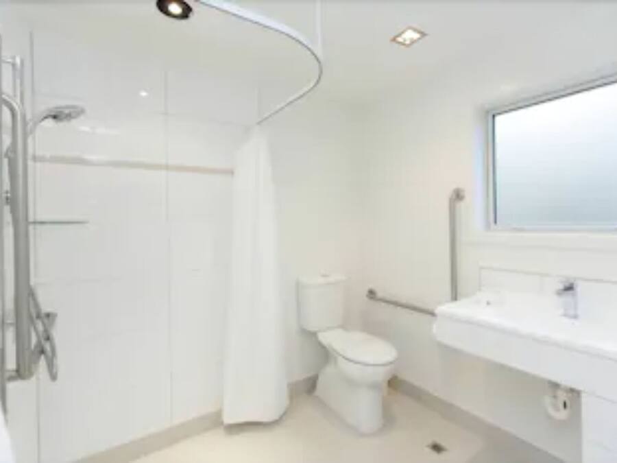 Un baño con ducha, inodoro y lavamanos.
