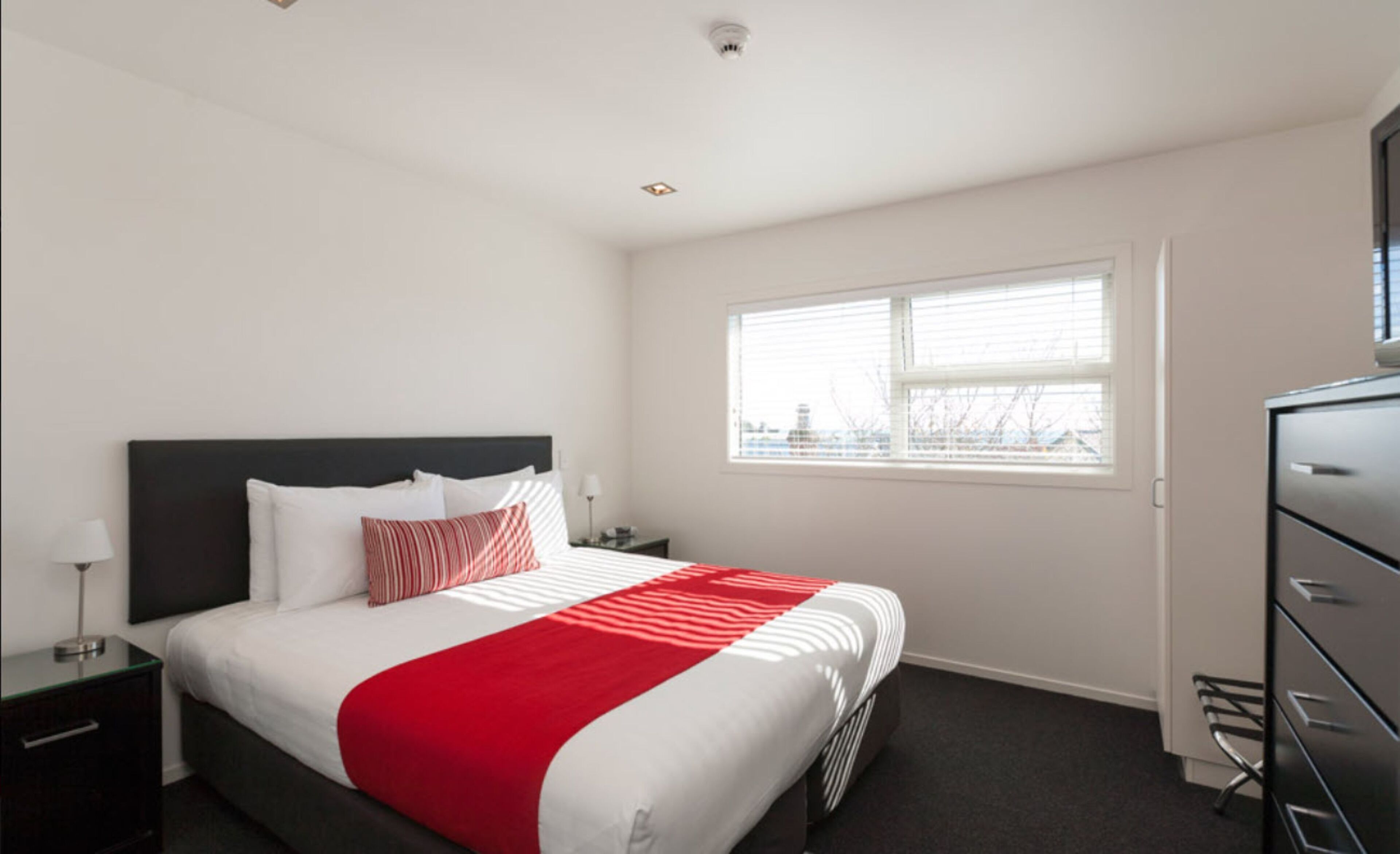 Skrivebord, lydisolert, strykejern/-brett og wi-fi (inkludert)