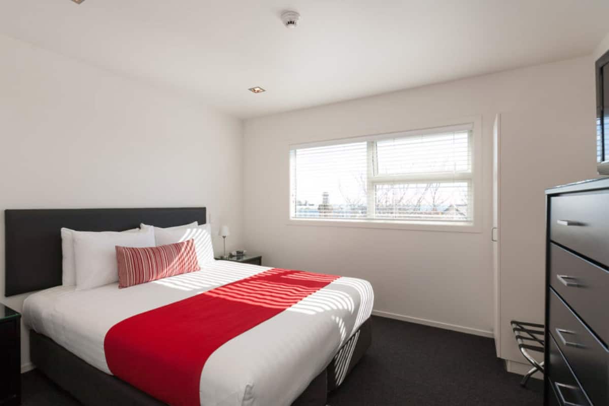 Desk, soundproofing, iron/ironing board, free WiFi