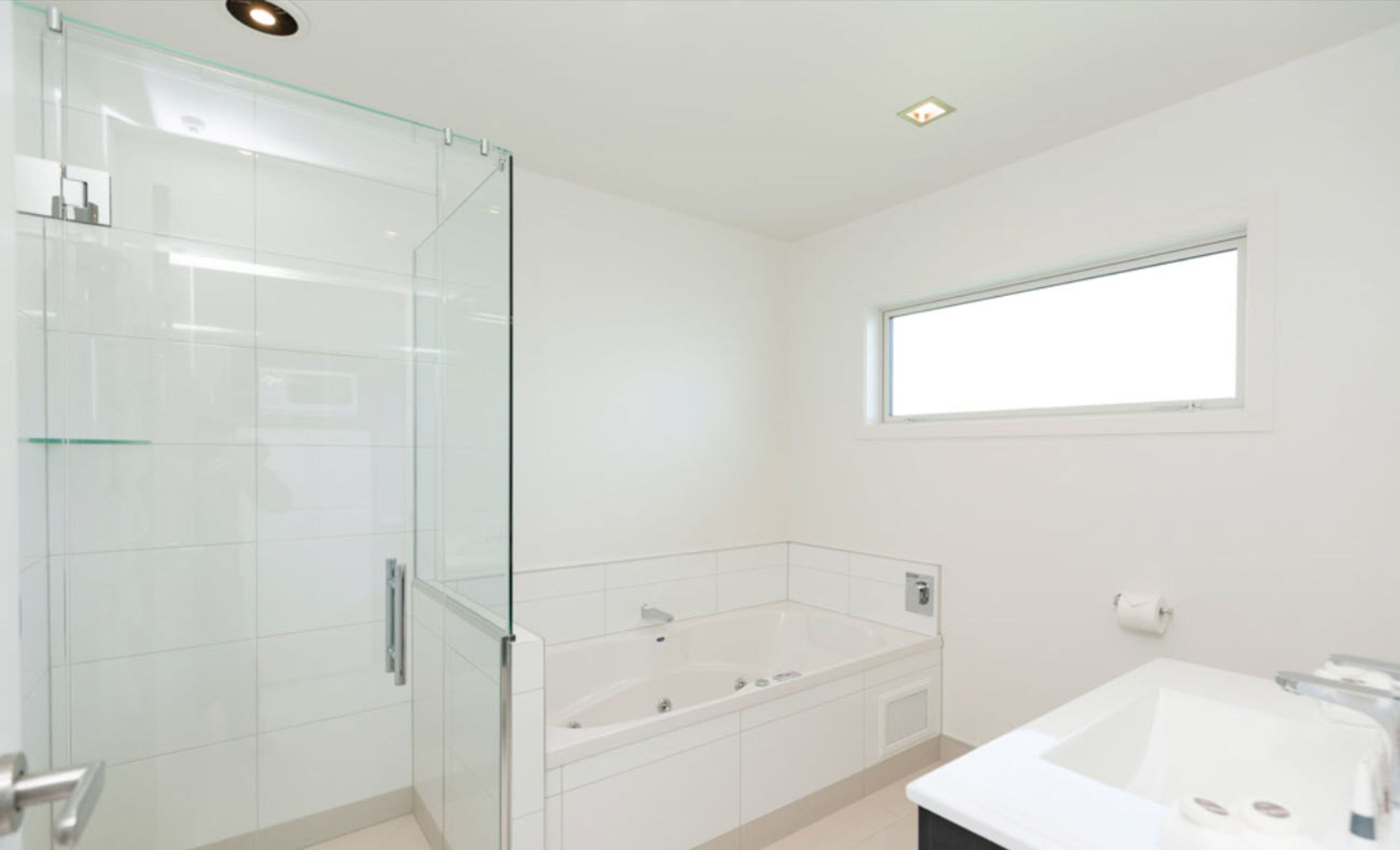 Family Suite | Bathroom | Eco-friendly toiletries, hair dryer, towels