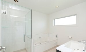 Bathroom - The Dawson Motel (New Plymouth)