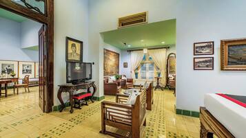 SANG FAJAR SUITE | Minibar, brankas, kedap suara, dan tempat tidur lipat/tambahan