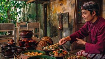 Menyajikan hidangan lokal dan internasional