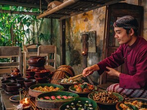 供應早餐、午餐和晚餐，當地和國際料理