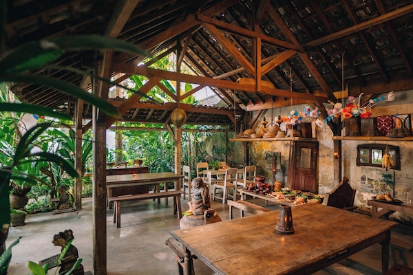 Se sirven desayunos, comidas, cenas y cocina local e internacional
