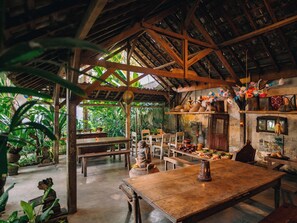 Se sirven desayunos, almuerzos y cenas; cocina local e internacional