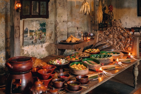 Se sirven desayunos, comidas, cenas y cocina local e internacional
