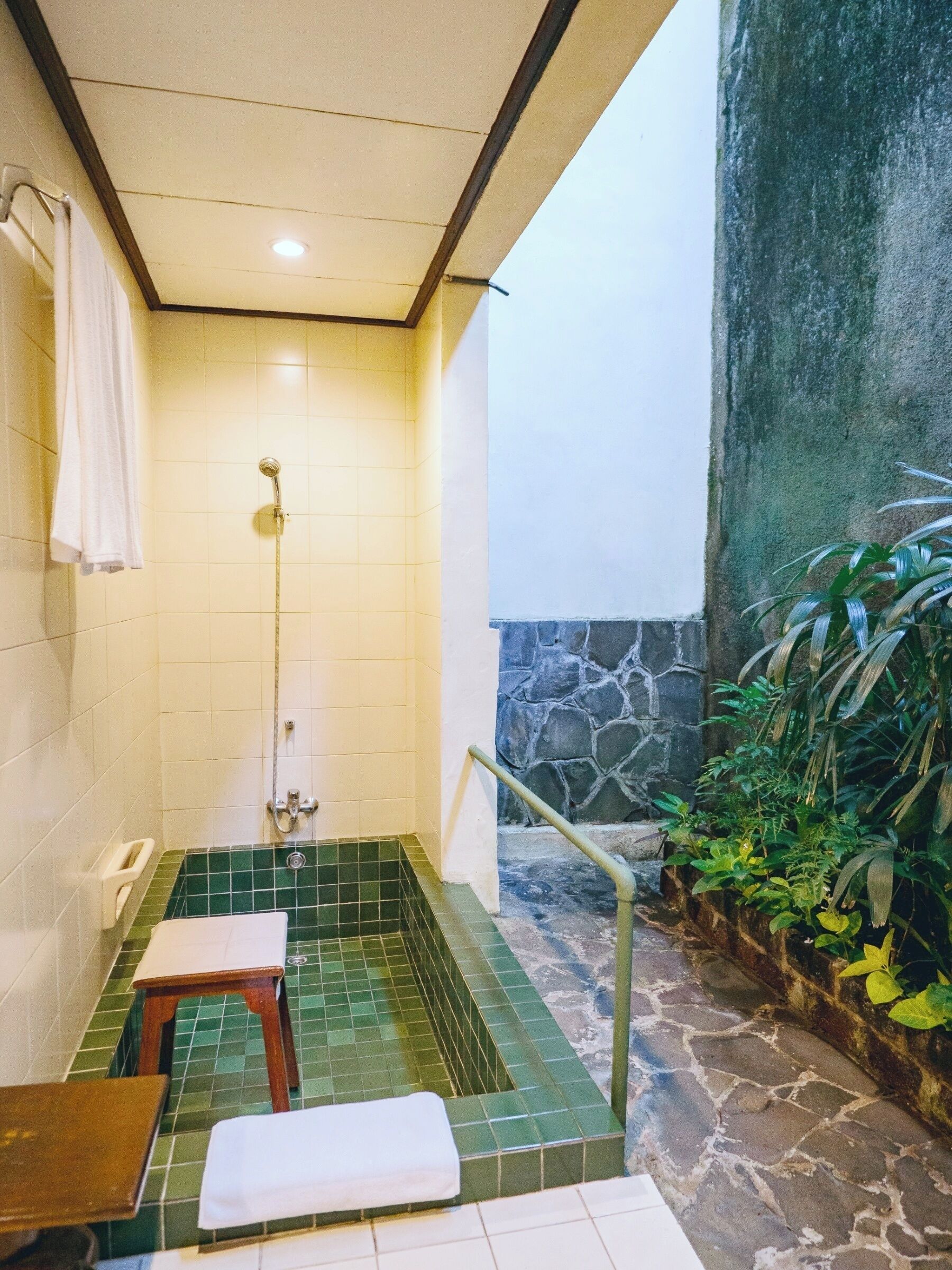 executive suite | bathroom | free toiletries, slippers, bidet, towels
