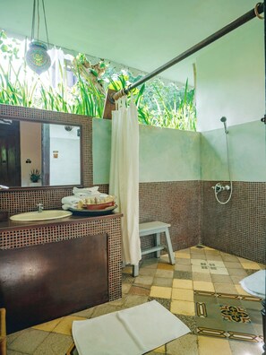 TUGU SUITE | Baño | Artículos de higiene personal gratuitos, zapatillas, bidé y toallas