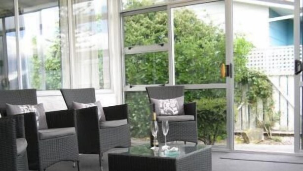 Captains Table Room | Living area | Flat-screen TV - Seaview Motel (Kaikoura)
