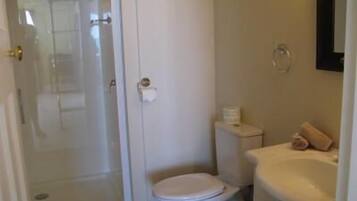 Chambre Familiale, 2 chambres, non-fumeurs, vue mer (Captains Table) | Salle de bain | Douche, sĂšche-cheveux, serviettes fournies