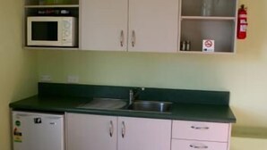 Captains Table Room | Private kitchenette | Microwave - Seaview Motel (Kaikoura)