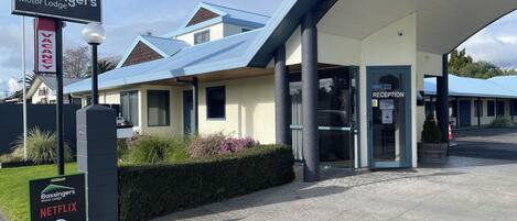 Vista frontal de la propiedad