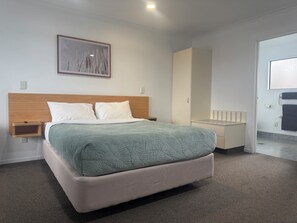 Individually decorated, desk, soundproofing, iron/ironing board - Bassingers Motor Lodge (Levin)