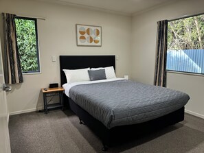Individually decorated, desk, soundproofing, iron/ironing board - Bassingers Motor Lodge (Levin)