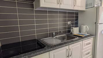 Fridge, coffee/tea maker