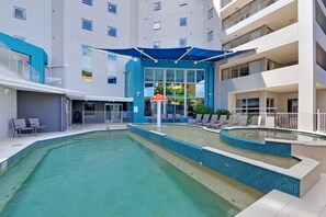 Piscine extérieure, chaises longues