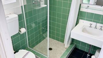 Habitación estándar, para no fumadores, cocineta (Standard Queen) | Wifi gratis y ropa de cama